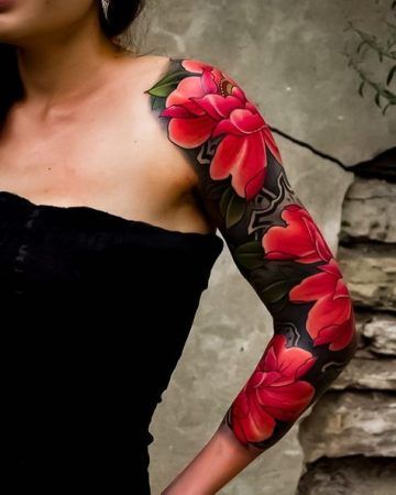 Tatouage fleurs rouges avec fond vert