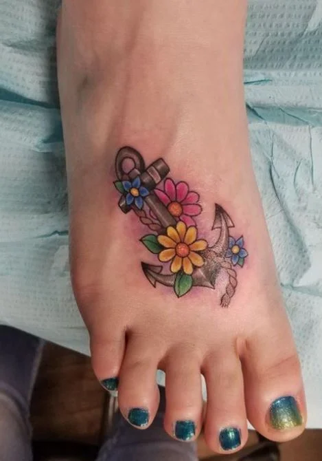 Tatouage pied femme multicolore ancre et fleurs