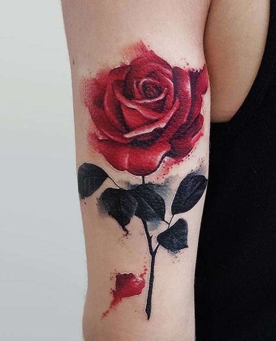 rose colorée sur la cuisse