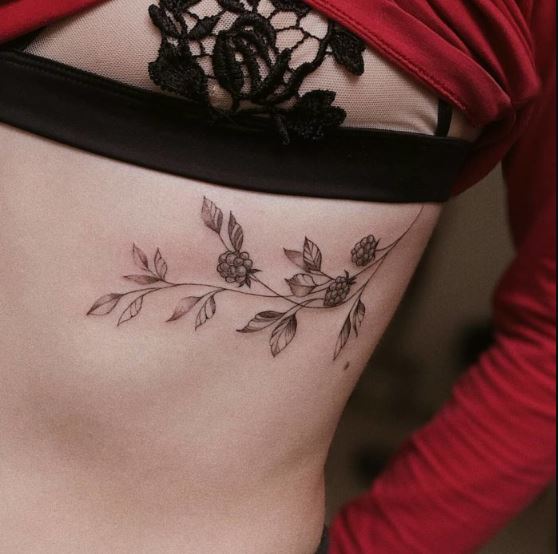 Tatouage Framboises Sur Les Côtes Pour Femme