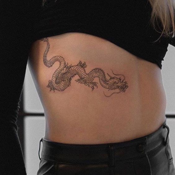 Tatouage en forme de dragon sur les côtes pour femme