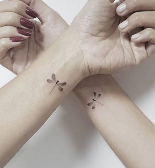 Tatouage Poignet Femme Libellule Minimaliste