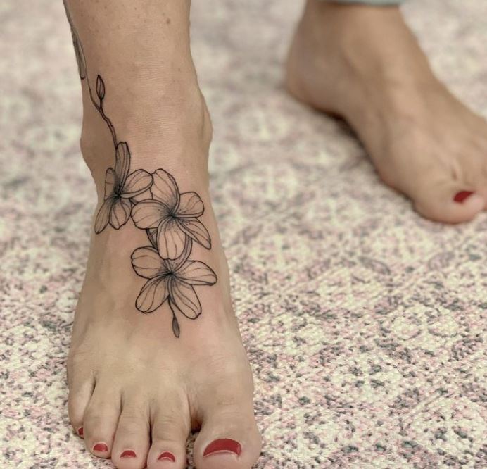 Tatouage Trio De Fleurs Sur Pied