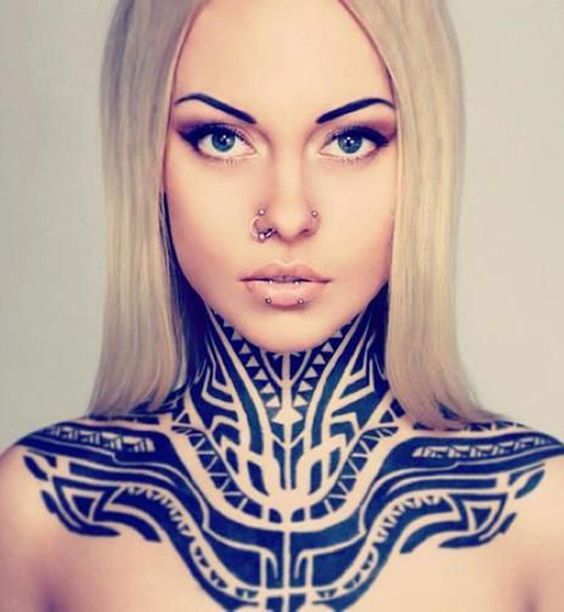 Tatouage polynésien pour femme sur le cou