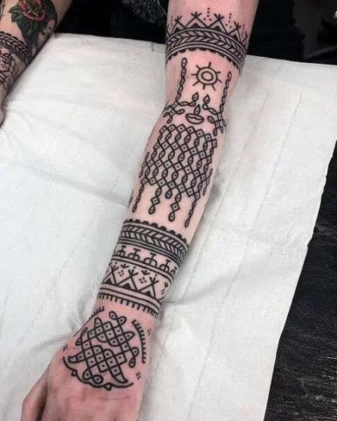 Tatouage géométrique style maori