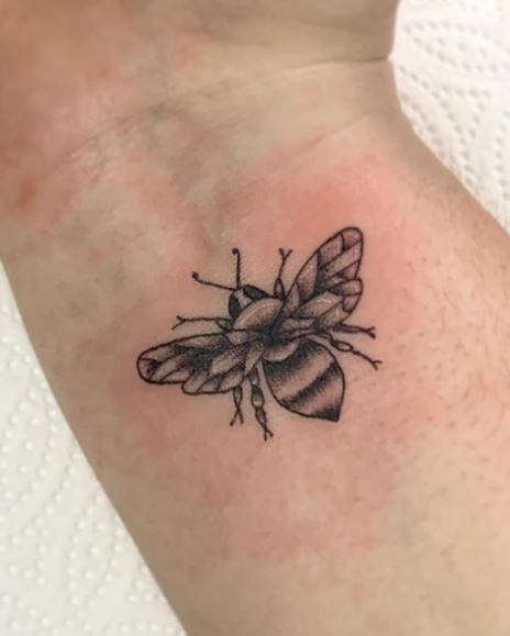 Tatouage Poignet Femme Abeille 