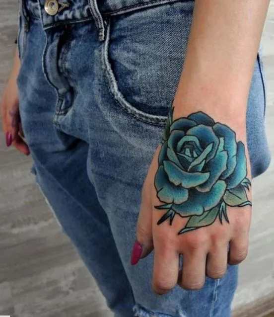 rose bleue sur la main