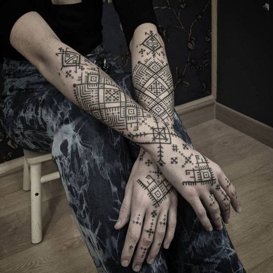 Tatouage géométrique jusqu’aux doigts