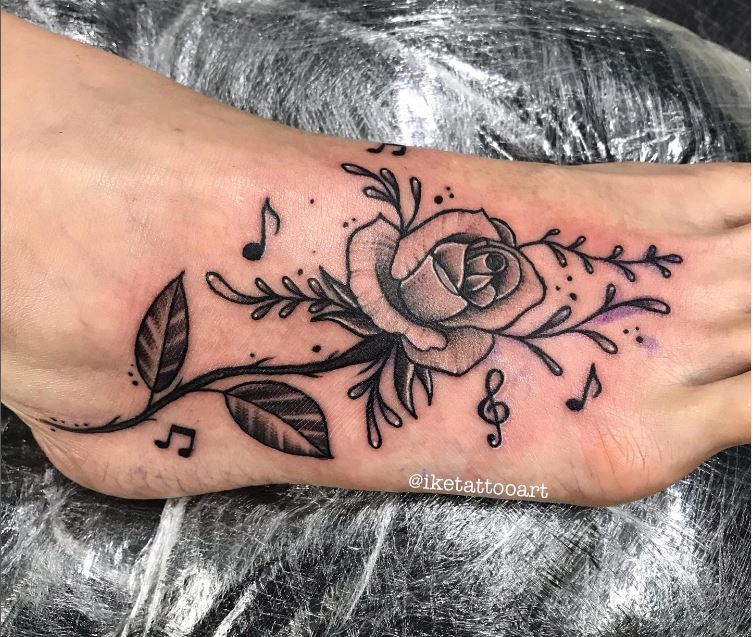 Rose Et Notes De Musique En Tatouage Pied Femme 