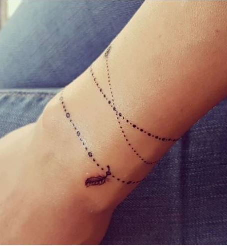 Tatouage Poignet Femme Bracelet Trois Bandes à Plume 