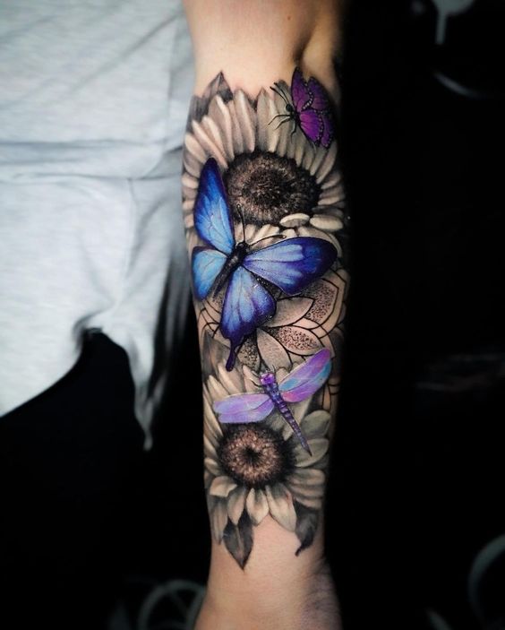 Tatouage fleurs, papillons et libellules colorés