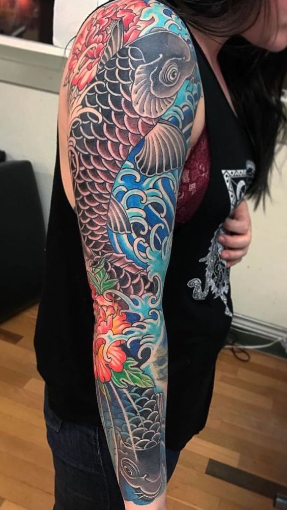 Tatouage poisson Koi imposant en noir