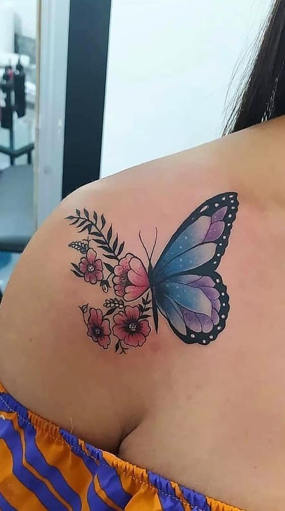 Papillon bleu et fleur