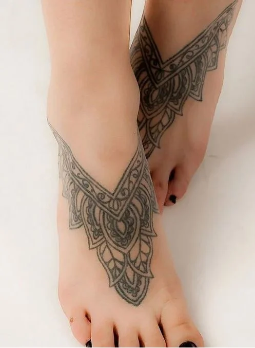 Tatouage pied femme forme sandale