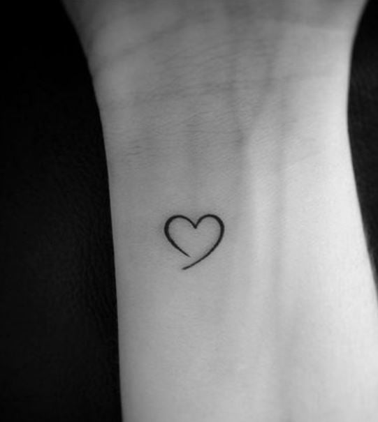 Tatouage Poignet Femme Cœur Ouvert Minimaliste 