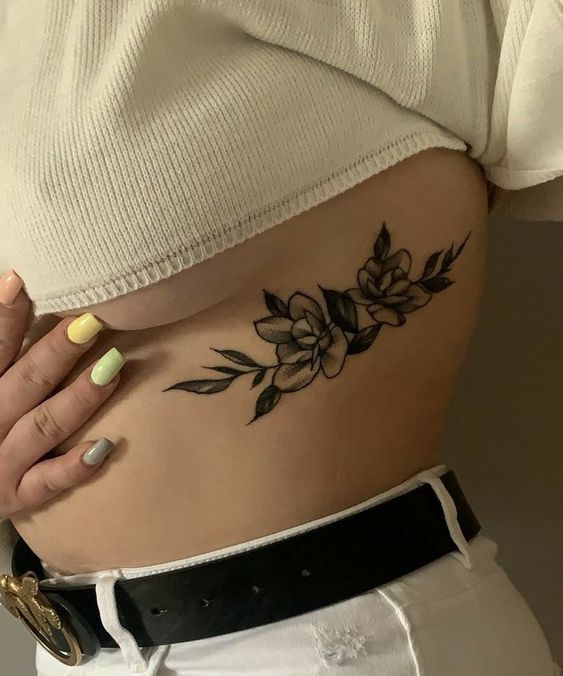 Tatouage Azalée Sur Les Côtes Pour Femme