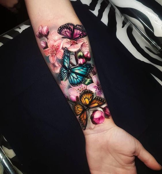 Tatouage fleurs & papillons colorés