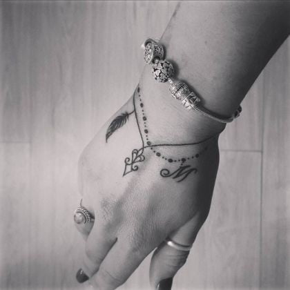 Tatouage Bracelet Avec Plume Et Initiale