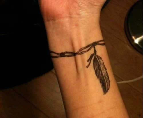 Tatouage Bracelet Avec Plume Et Corde