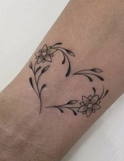 Tatouage Poignet Femme Cœur En Fleurs