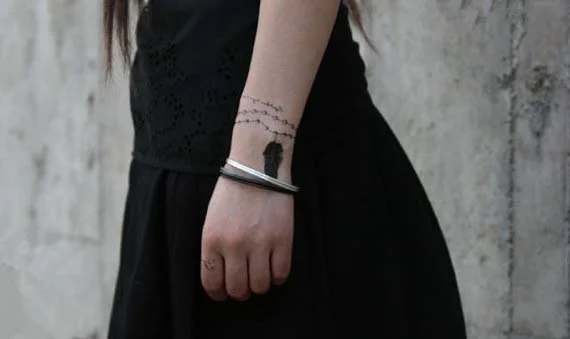 Tatouage Bracelet Avec Plume Noire 