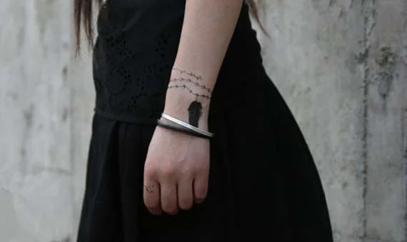 Tatouage Bracelet Avec Plume Noire