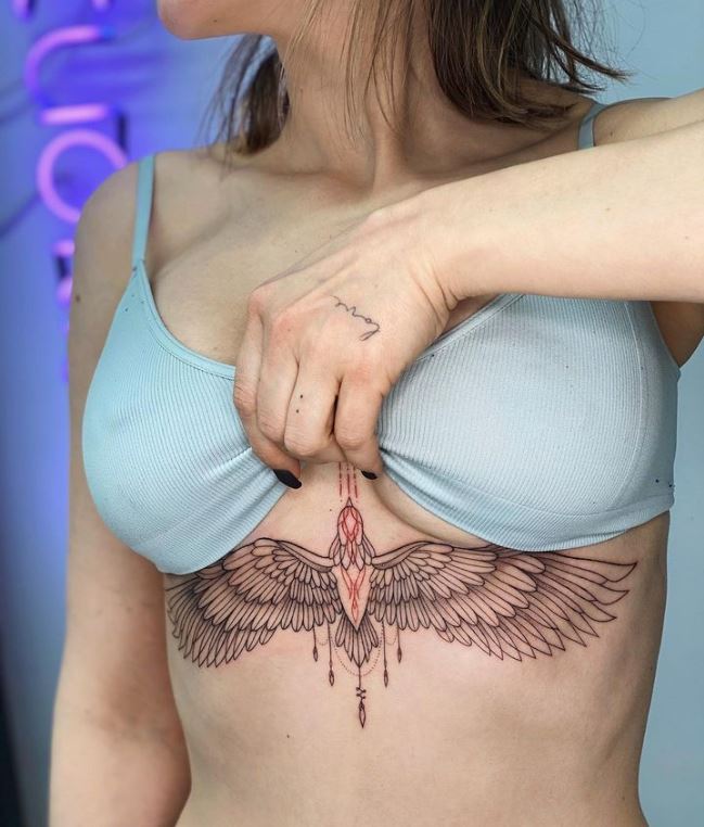 Tatouage Oiseau Noir Et Rouge Sur Sternum