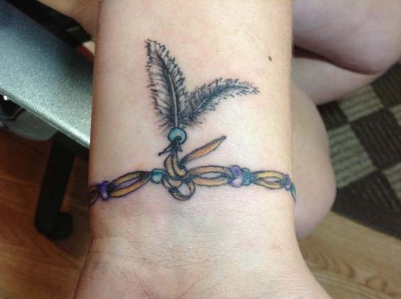 Tatouage Bracelet Femme Avec Plumes Et Perles