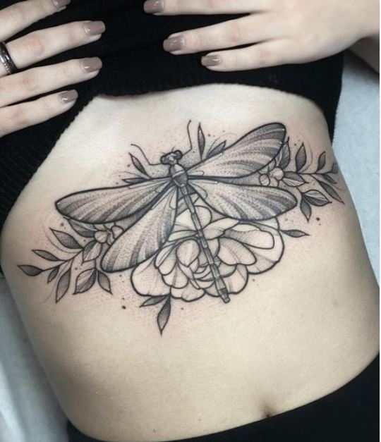 Tatouage Sternum Femme Libellule