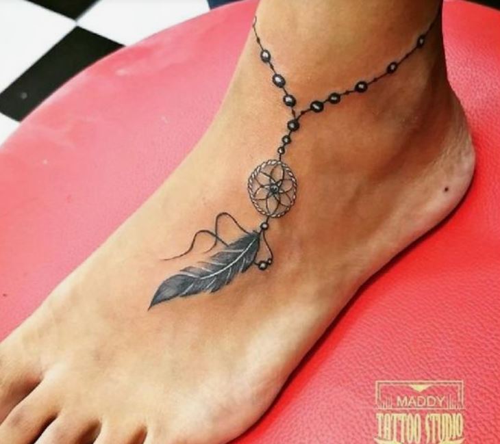 Plume et attrape-rêve tatouage pied femme