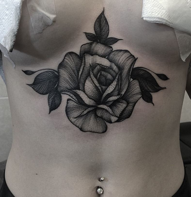 Tatouage De Rose Imposante Sternum