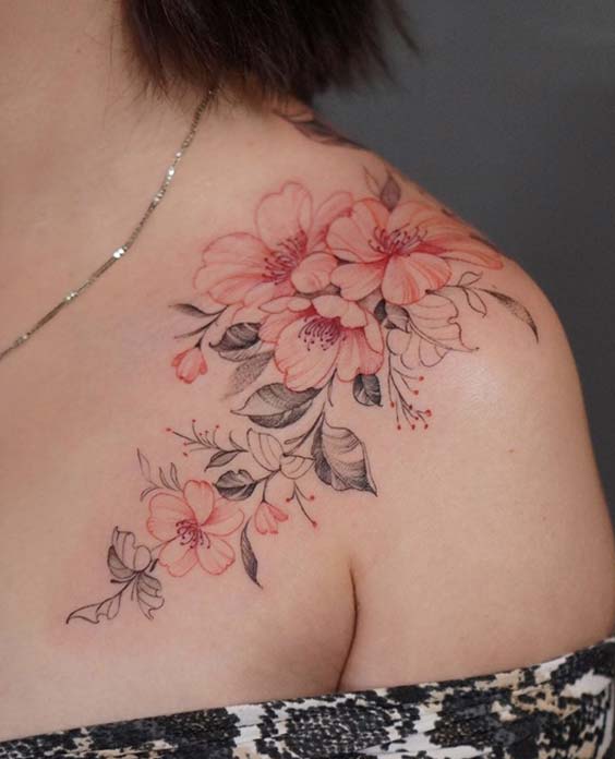 Tatouage fleuri rouge