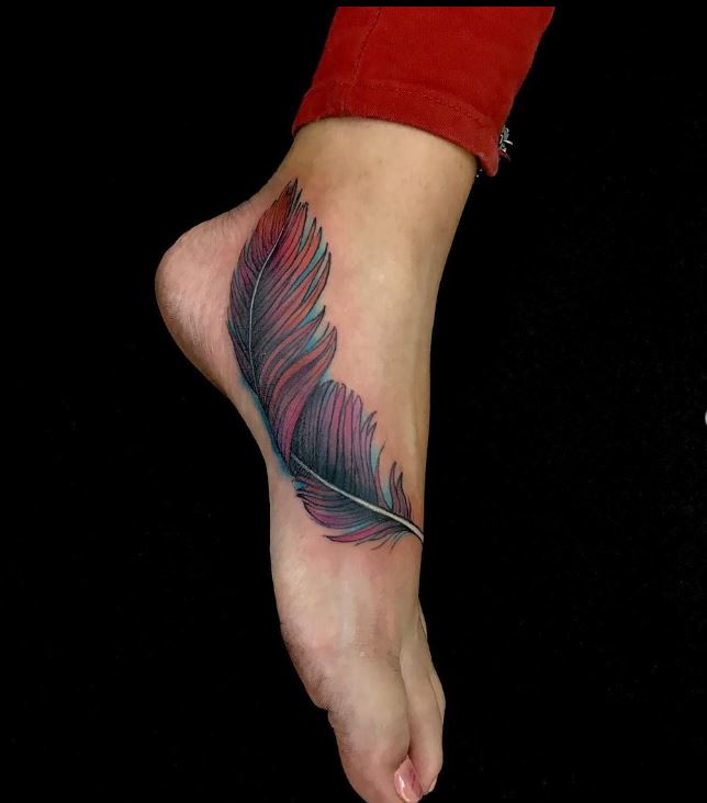 Plume En Couleur Tatouage Pied Femme