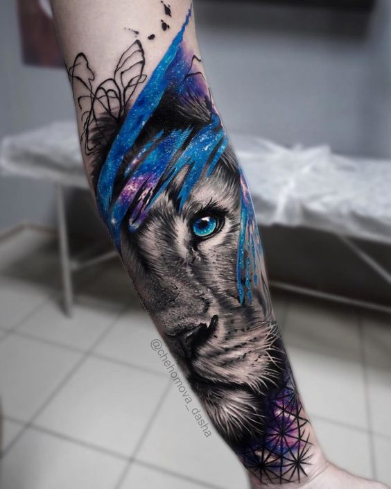 Tatouage lion & peinture bleue