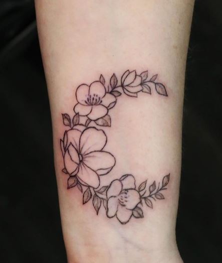 Tatouage Poignet Femme Croissant De Lune En Fleurs