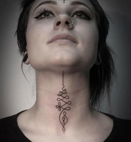 Tatouage sur le cou pour femme - une seule ligne stylée