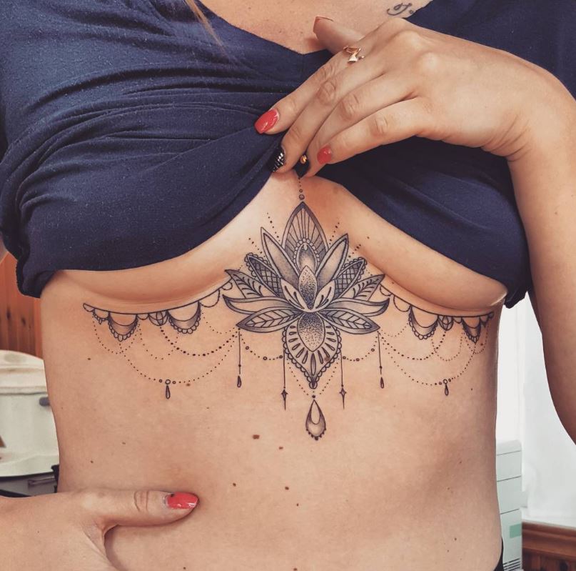 Tatouage Sternum Femme Lotus à Bijoux 