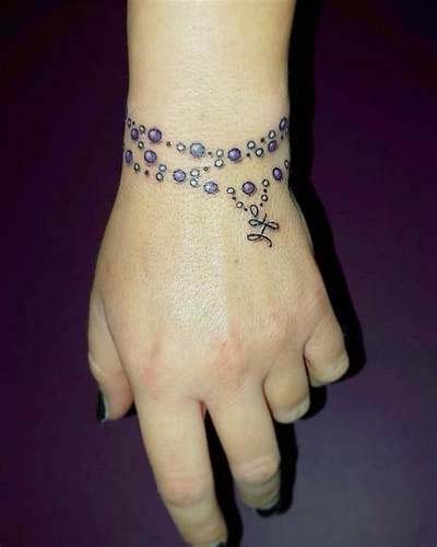 Tatouage Bracelet Avec Perles Violettes Et Initiale