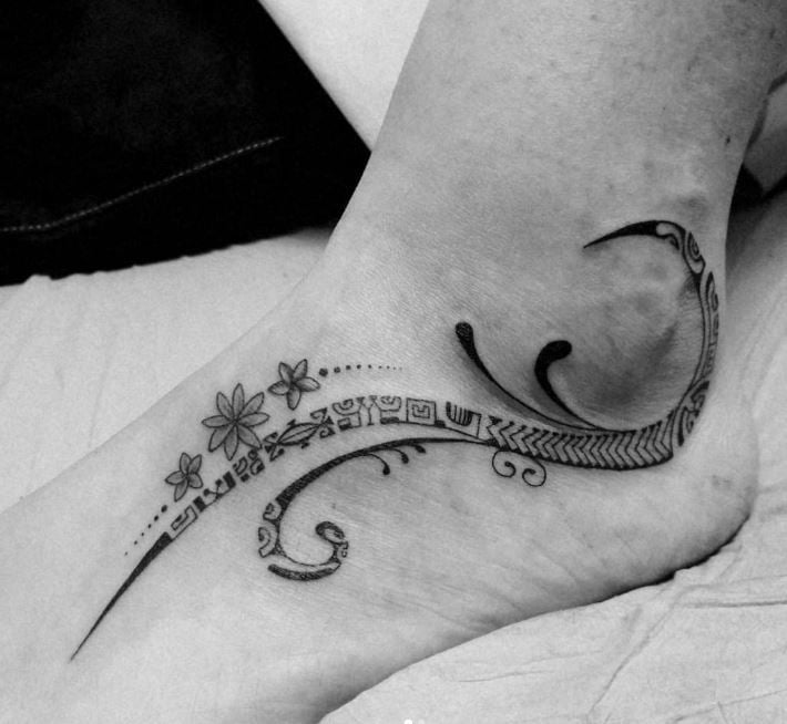 Tatouage pied femme patutiki