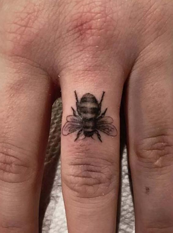 tatouage Doigt Abeille