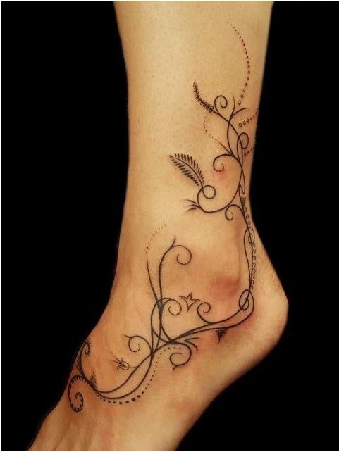 Tatouage pied femme arabesque florale