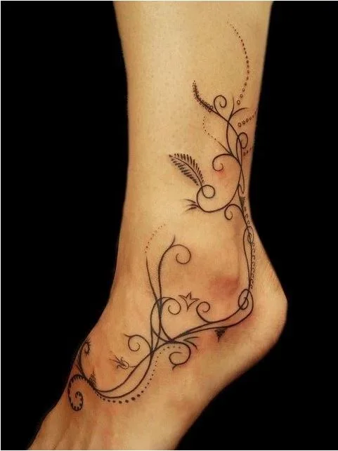 Tatouage pied femme arabesque florale