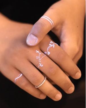 Tatouage à l’encre blanche sur le doigt