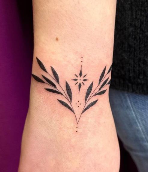 Tatouage Poignet Femme Feuilles Ornementales 