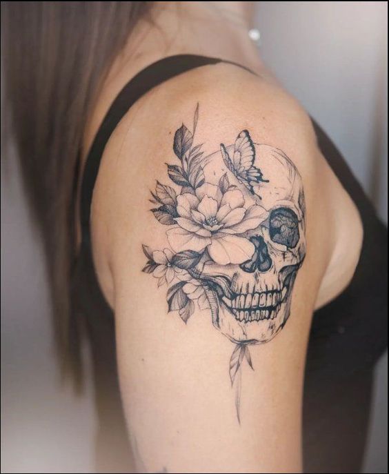 Tête de mort, fleurs & papillon