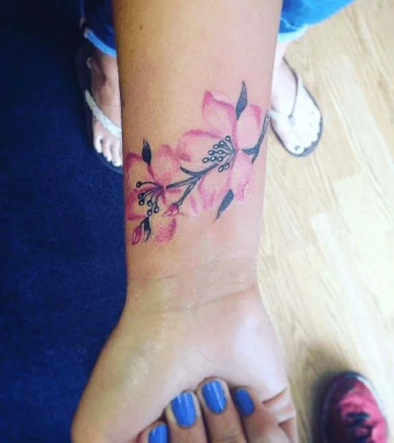 tatouage Bracelet Avec Fleurs Imposantes