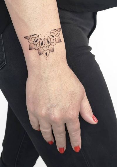 Tatouage Poignet Femme Demi Mandala