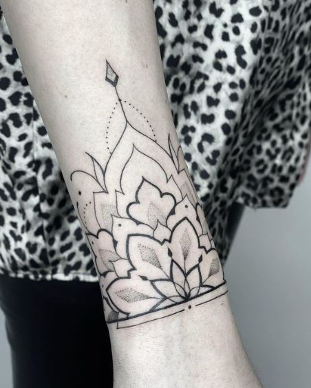 Tatouage Poignet Femme Mandala Contrasté