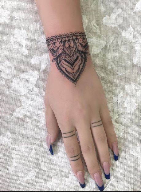 Tatouage Poignet Femme Design Mandala