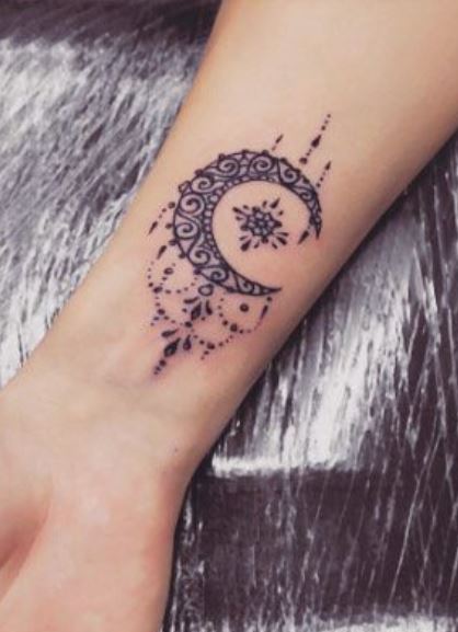 Tatouage Poignet Femme Arabesque Et Croissant De Lune